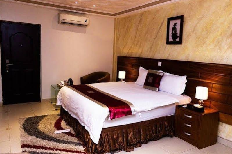 Airport West Hotel Akra Zewnętrze zdjęcie